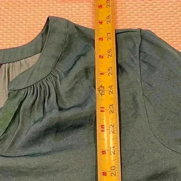 ✨SIMPLY VERA Vera Wang silky forest green blouse size small - Picture 3 of 4